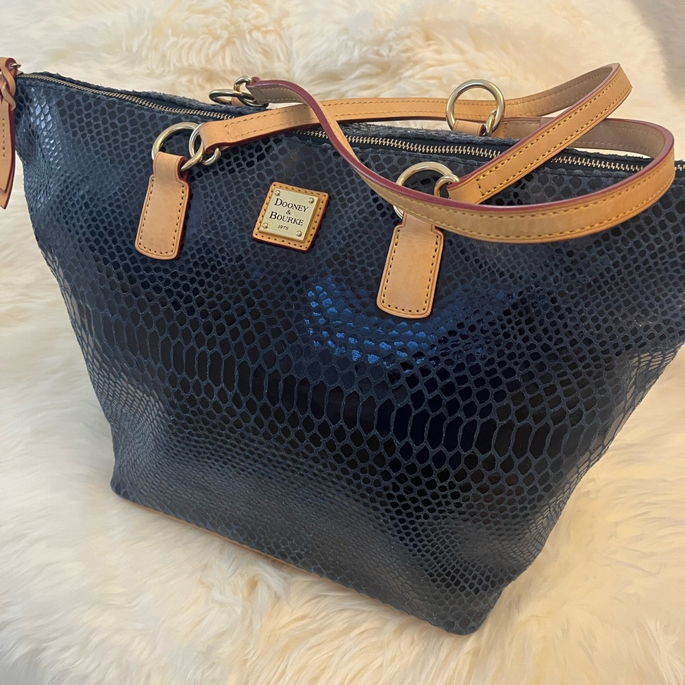 DOONEY & BOURKE LEATHER TOTE HANDBAG. Rich Navy Snake trimmed w/vachetta leather